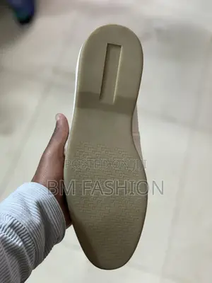 White Loafers Pu Leather With a Gold-Tone