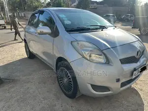 Photo - Toyota Yaris 2010 Silver