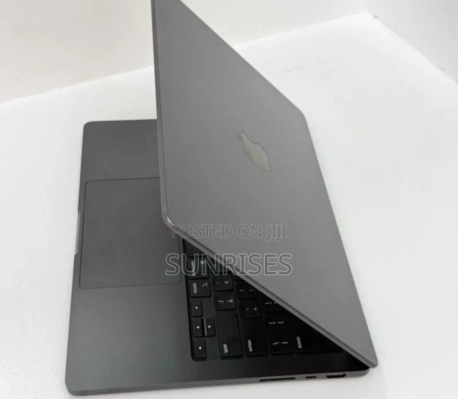 New Laptop Apple MacBook Pro 2024 M4 14-Inch 16GB Apple M4 SSD 512GB