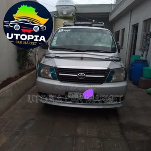 Photo - Toyota HiAce 2010 Silver