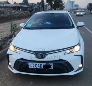 Photo - Toyota Corolla 2022 White