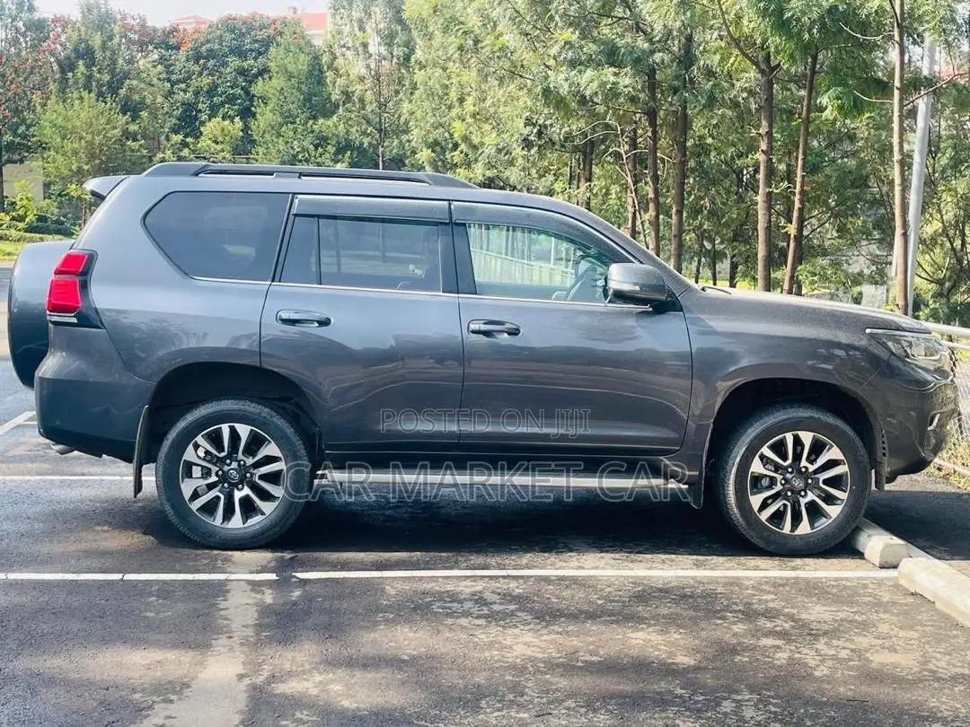 Toyota Land Cruiser Prado 2.8 2023 Gray