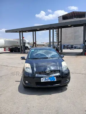 Photo - Toyota Yaris 2010 Black