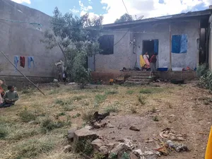 Photo - የሚከራይ መሬት ከ 3 ክፍል ቤት ጋር / Land for Rent (ለ እቃ Store, መጋዘን, ለስራ)