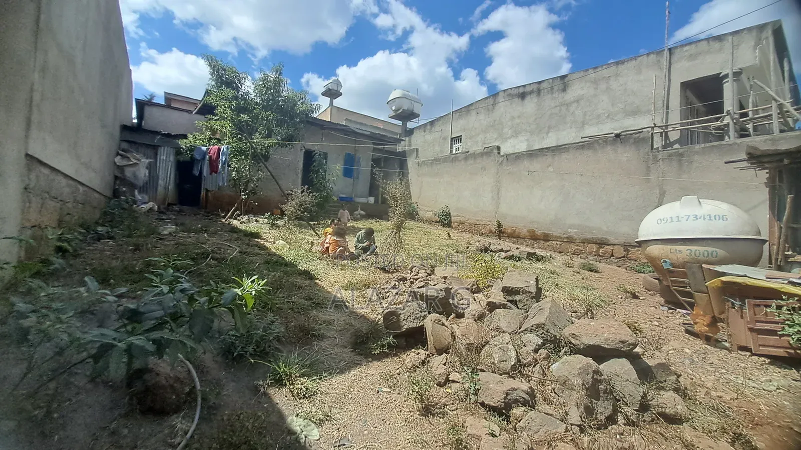 የሚከራይ መሬት ከ 3 ክፍል ቤት ጋር / Land for Rent (ለ እቃ Store, መጋዘን, ለስራ)