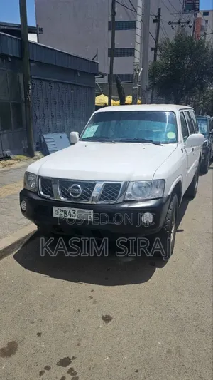 Photo - Nissan Patrol 4.5 2010 White