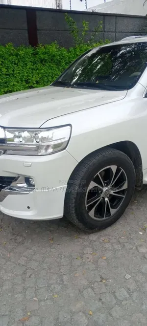 Photo - Toyota Land Cruiser 2021 White