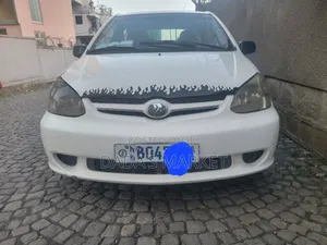 Photo - Toyota Platz 2005 White