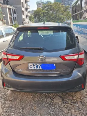 Photo - Toyota Yaris 2018 Gray