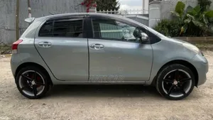 Toyota Yaris Base Hatchback 3dr 2010 Gray