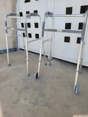 Photo - Elderly Walker罩擲walker// Four-Foot Crutches Pulley