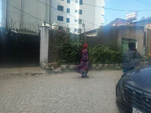 Furnished 8bdrm House in የመኖሪያ ቤት, Kirkos for sale