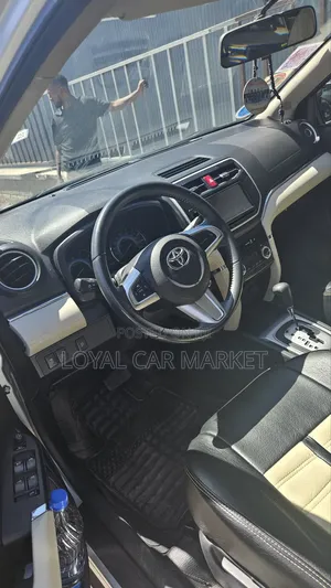 Toyota Rush 2021 Silver