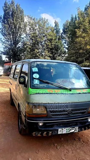 Toyota HiAce 2000 Blue