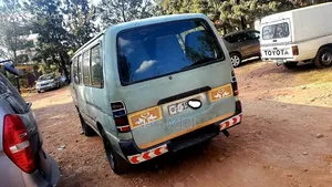Toyota HiAce 2000 Blue