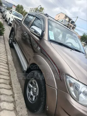 Photo - Toyota Hilux 2020 Gold