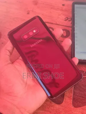 Photo - Samsung Galaxy S10e 256 GB Blue