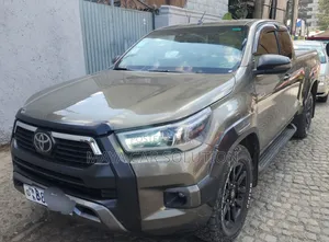 Photo - Toyota Hilux 2021 Gray