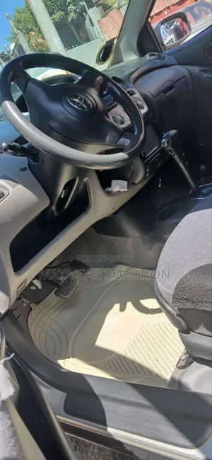 Toyota Vitz 2004 Silver