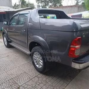 Toyota Hilux 2015 Gray
