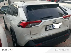 Toyota RAV4 2022 White