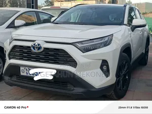 Toyota RAV4 2022 White