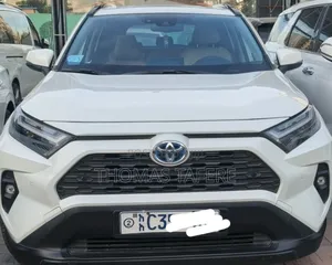 Photo - Toyota RAV4 2022 White
