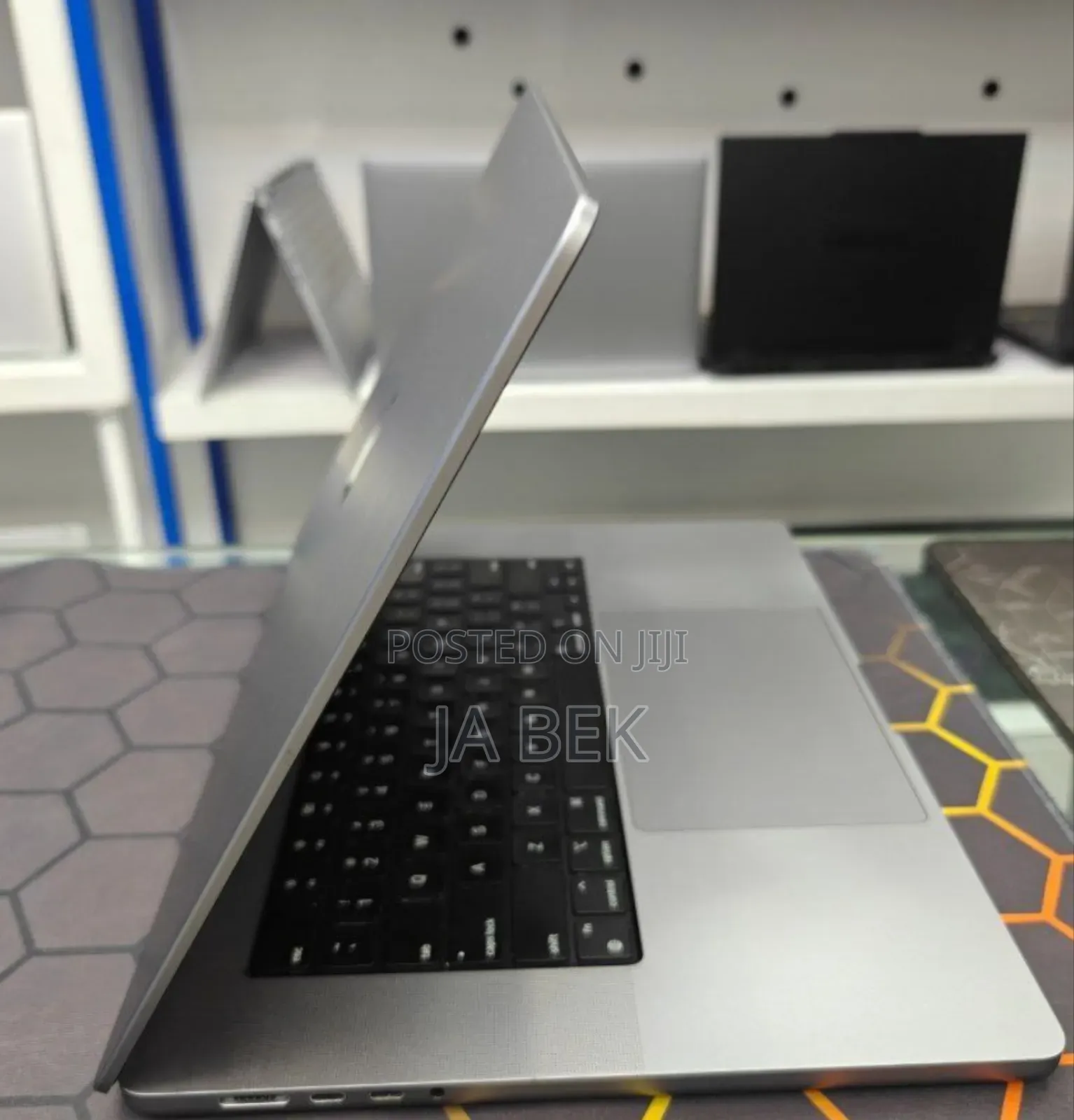 New Laptop Apple MacBook Pro M1 32GB Apple M1 Max SSD 1T