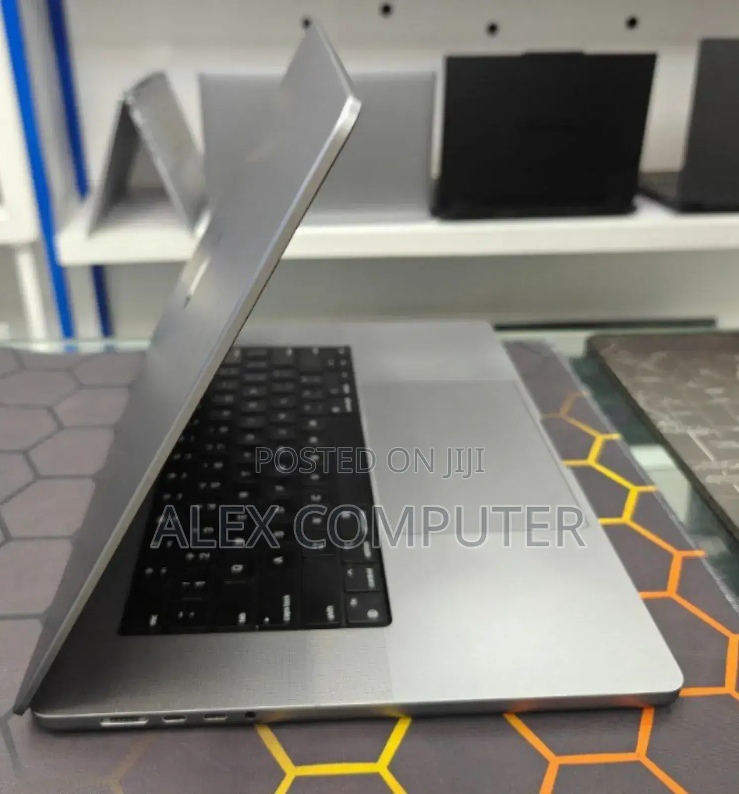 New Laptop Apple MacBook Pro M1 32GB Apple M1 Max SSD 1T
