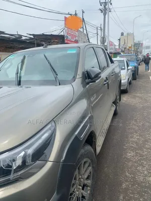 Photo - Toyota Hilux 2021 Gray