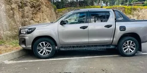 Photo - Toyota Hilux 2020 Teal