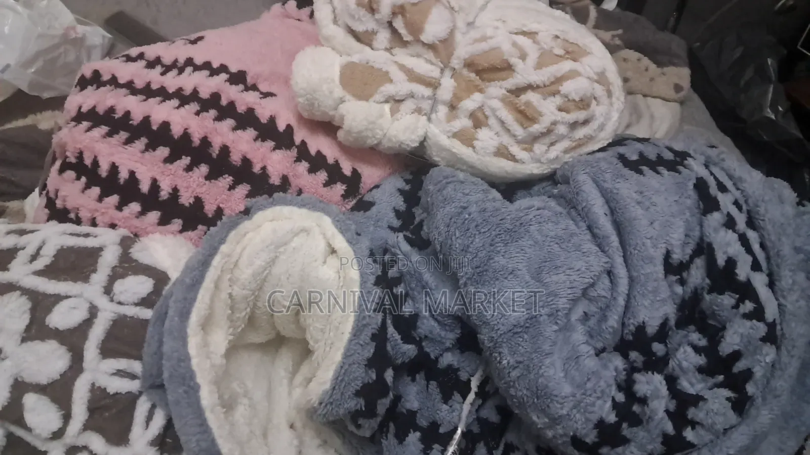 ጋቢ ለምኔ በተለያየ ቀለም እና ዲዛይን