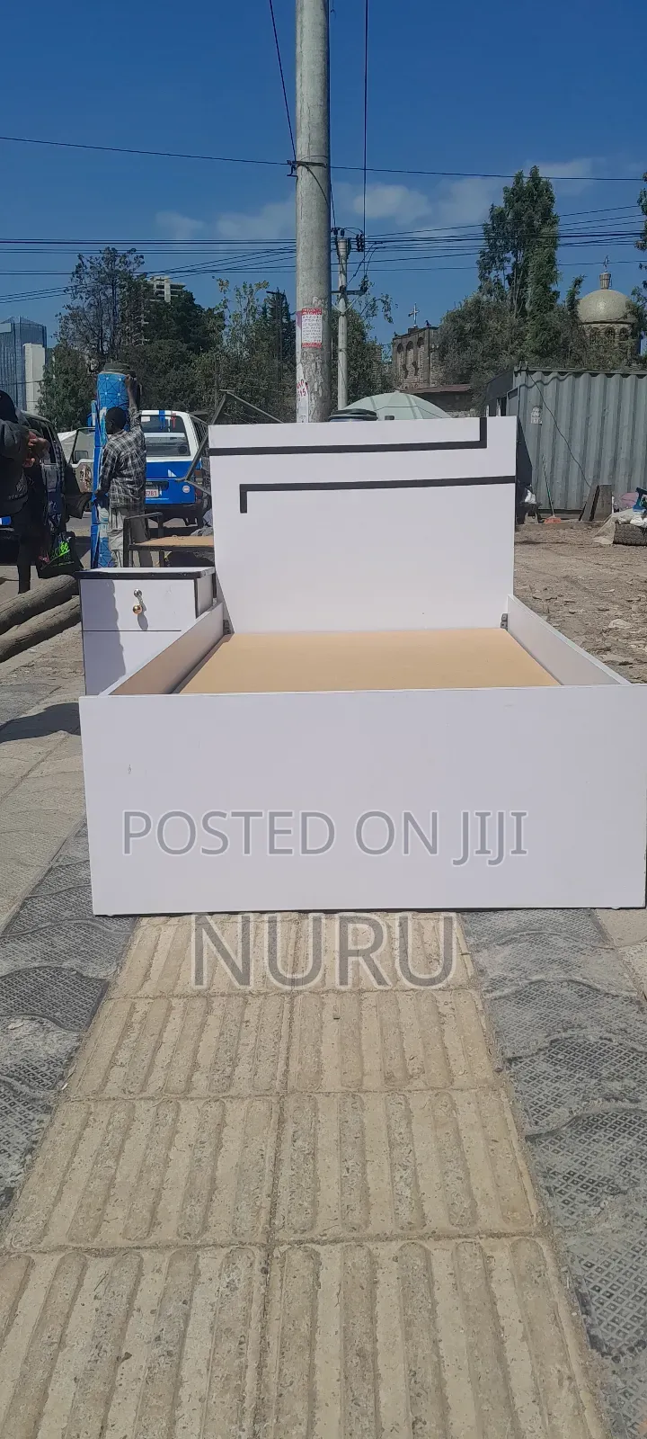 ላሚኔትድ አልጋ ከነ ኮሞዲኖ