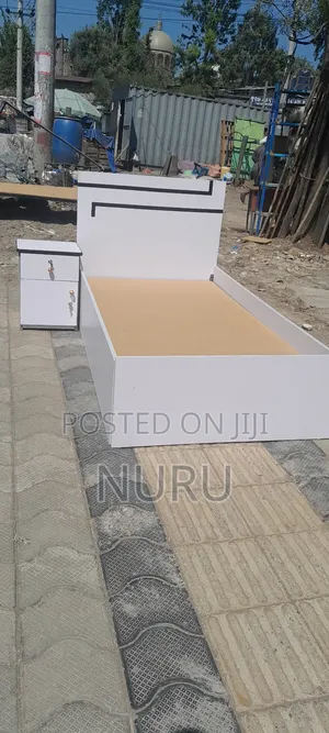 ላሚኔትድ አልጋ ከነ ኮሞዲኖ