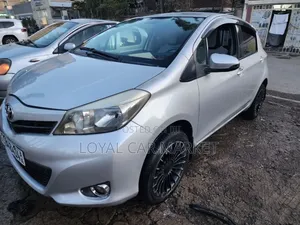 Photo - Toyota Yaris 2012 Silver