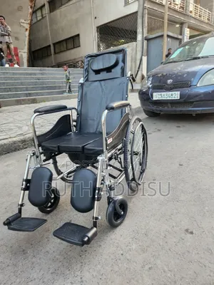 Sleeping Brand New Commode Reclining Wheelchair是在wheelchair Brand New
