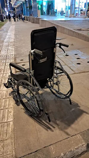 Photo - Toilet Wheelchair水手wheelchair口手wheelchair廿手wheelchair口手wheelchair卜手whe