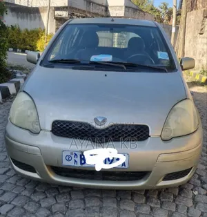 Photo - Toyota Vitz 2003 Gold