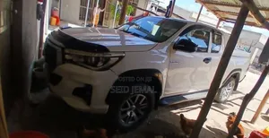 Toyota Hilux 2018 White