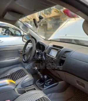 Toyota Hilux 2.5 D-4D 4X4 SRX 2010 White