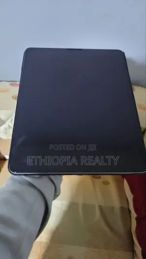 Photo - Apple iPad Pro 12.9 (2022) 256 GB Silver