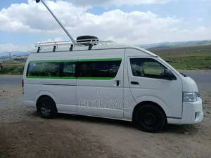 Photo - Toyota HiAce SV Premium 2013 White