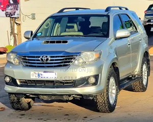 Photo - Toyota Fortuner 3.0 D AWD 2013 Silver