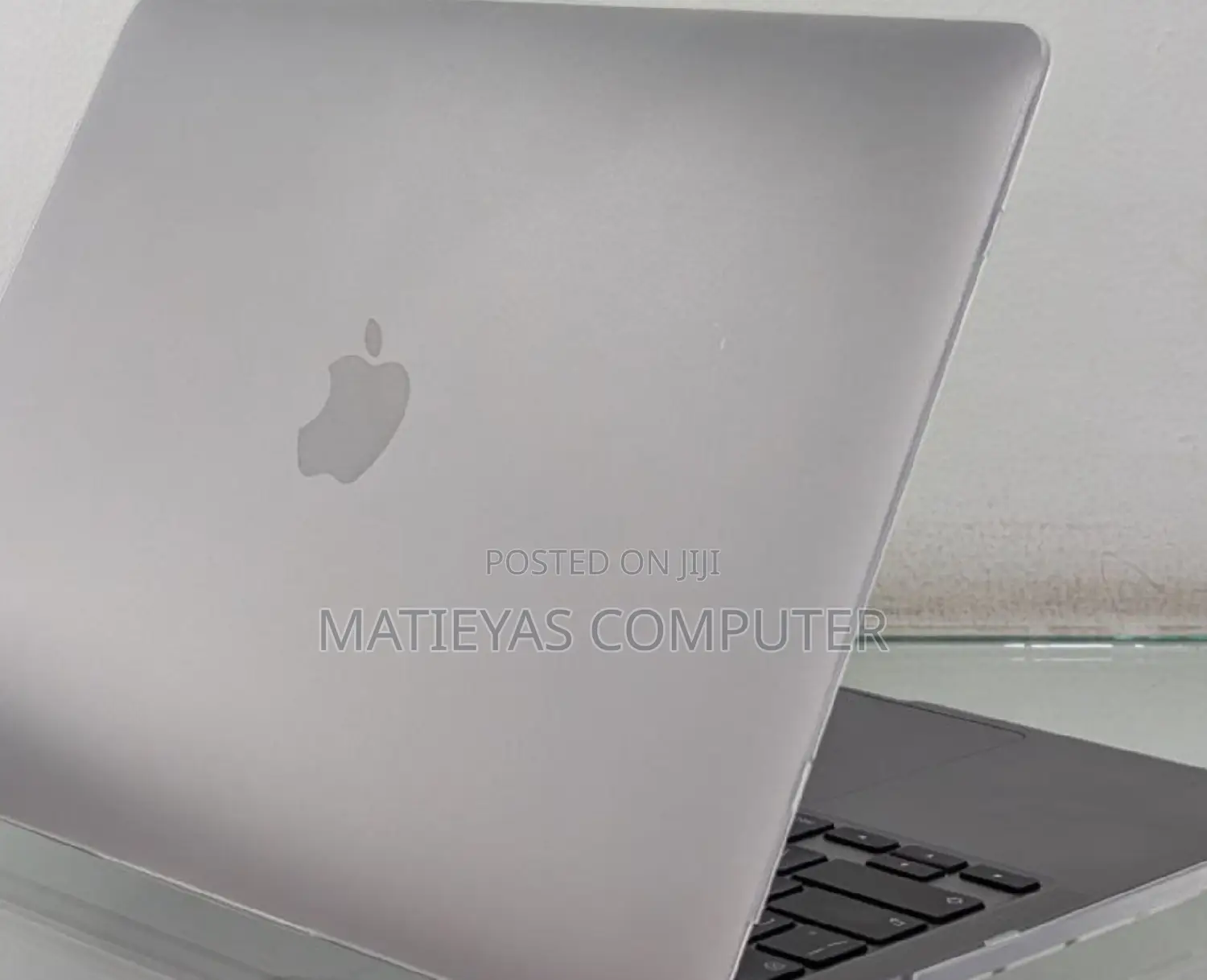 New Laptop Apple MacBook Pro 2022 M2 8GB Apple M2 SSD 512GB