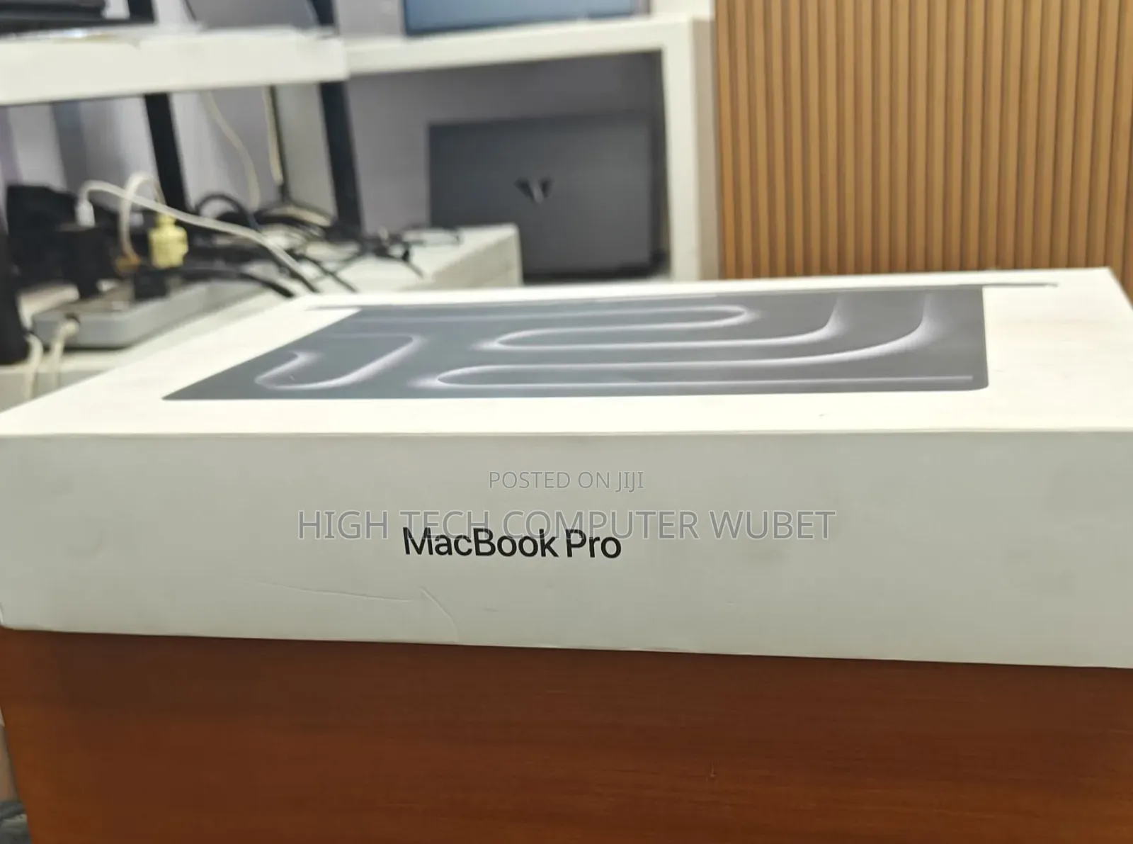 New Laptop Apple Macbook Pro 2025 M5 14-Inch 16GB Apple M4 SSD 512GB