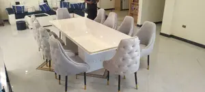 የገበታ ጠረጴዛ ከ አስር ወንበር ጋር