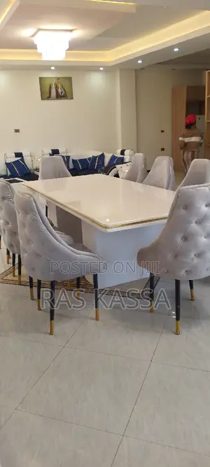 የገበታ ጠረጴዛ ከ አስር ወንበር ጋር