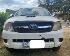 Photo - Toyota Hilux 2010 White