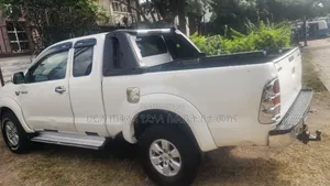 Toyota Hilux 2010 White