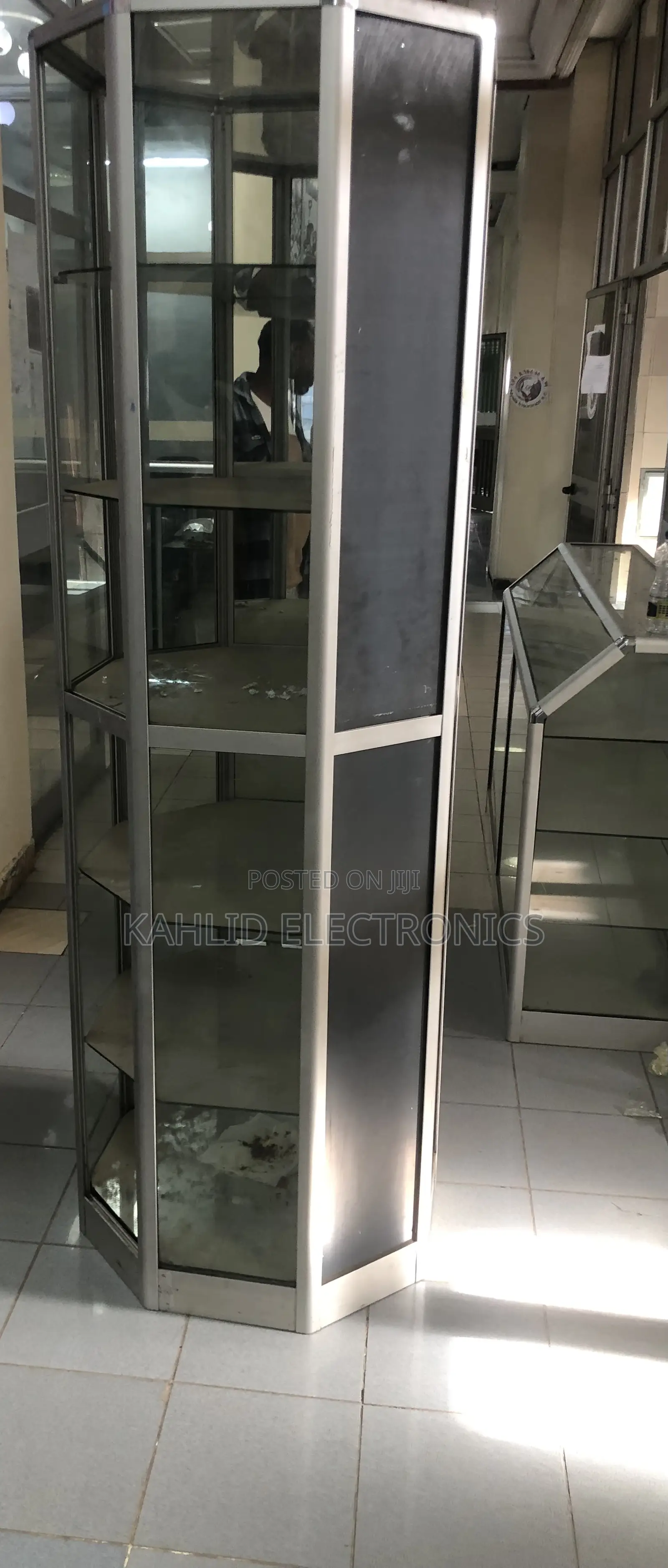 13,500 በ አሪፍ ዋጋ የአልሙኒየም ዲስፕለይ Glass Almuniyem Displays Stand 2meter